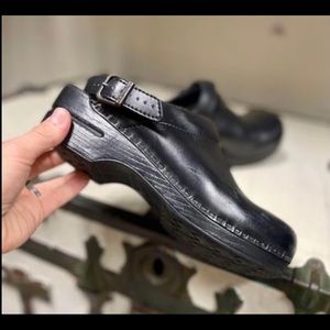 Dansko black size 38 (7-8 in women’s) clogs